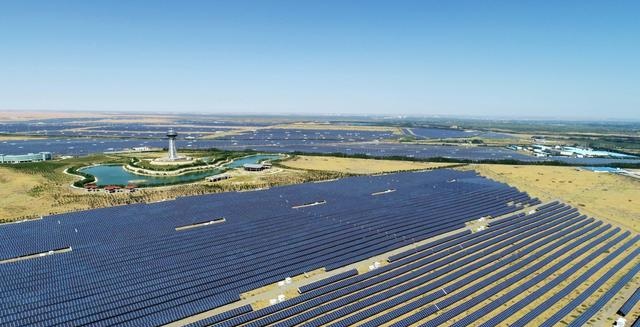 在塔克拉玛干沙漠铺满太阳能板能实现用电自由吗？